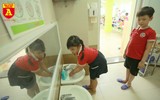 Cận cảnh bữa ăn bán trú của học sinh trong ngày đầu đi học